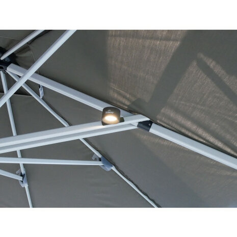 Parasol verlichting lumi Claassen Buitenbeleving